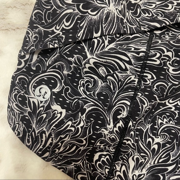 Lululemon Speed Up Shorts - Picture 3 of 3